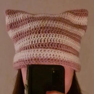 Rosa/vit catbeanie - Virkad cat beanie i rosa och vit. Gjord med 100% akrylgarn🫶