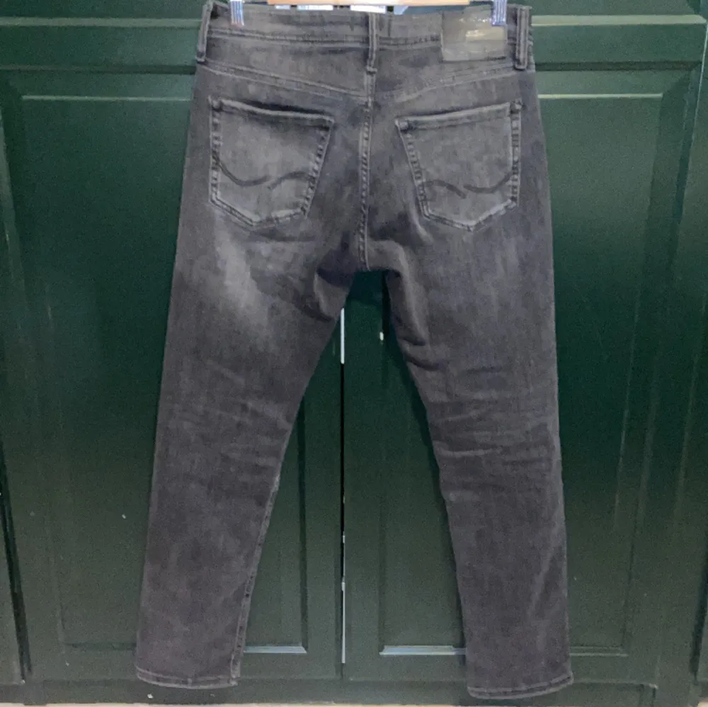 Hej! Säljer mina svarta Jack and Jones jeans eftersom de är för stora. Använda ett fåtal gånger och i mycket bra skick. Nypris 400kr mitt pris 150kr. Jeans & Byxor.