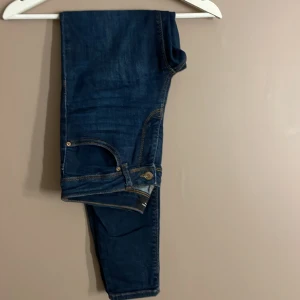 Jeans  - Längden = 30  Fickorna är riktiga  Bakfickor finns  Låga i midjan OCH marin/ mörkblå 😍  Köparen står för frakten 💗