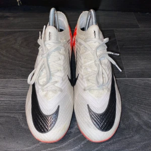 Helt nya Nike Air Zoom Mercurial Vapor 15 Elite AG-PRO Ready röd/vit/svart - Säljer dessa fotbollsskor för att de är Alldeles för små för mig. 