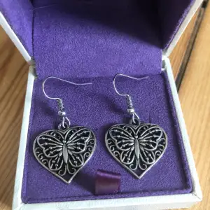 Säljer dessa super gulliga silver hjärt örhängen pga används alldrig💘jätte fint skick💗skriv om du har några frågor💕Nypris: 209kr💓