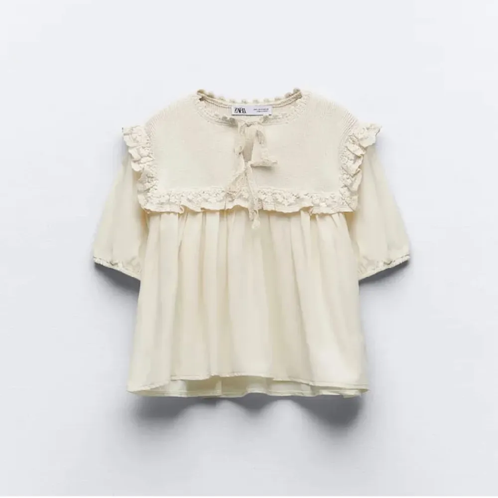 Säljer denna fina Zara blus som ej kommer till användning, den säljs ej på hemsidan längre. 💓. Blusar.