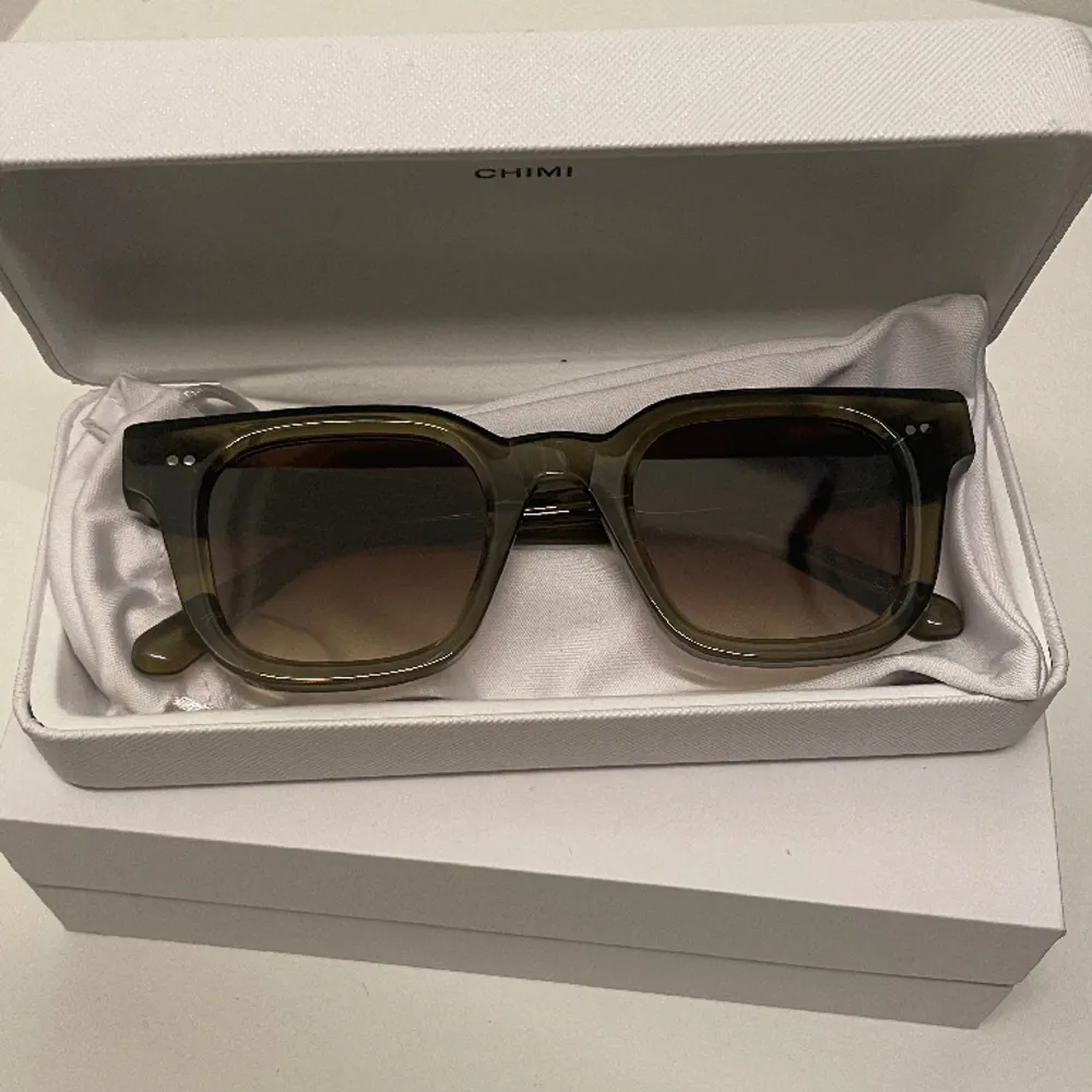 Säljer dessa supersnygga solglasögon från Chimi. Modellen är 04. Använda vid ett tillfälle. Som nya! Inga defekter. Köpt för 1250 och säljer för 699. Allt på bilden medföljer!! Tryck ej på köp nu! Skriv om ni är intresserade🫶🏼. Accessoarer.
