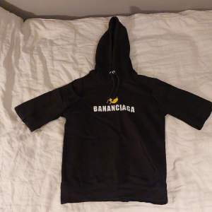 BANACIAGA hoodien kommer från ett märke som heter Twoangels som gjorde 