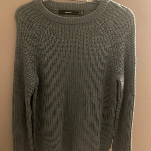 Mörk turkos stickad tröja  - Stickad tröja säljs för 225 Ordinariepris 399kr Endast provad, nyskick 