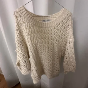 Zara stickad tröja - Jag säljer nu den virala och populära stickade Zara toppen! Den är använd några få gånger, däremot blev den skadad i tvätten som du ser vid armen men det går att dölja💗