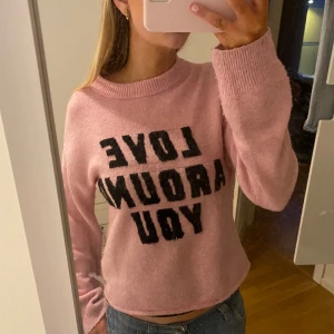 rosa stickadtröja - jättesöt! köpt här på plick men använder inte så ofta!🩷