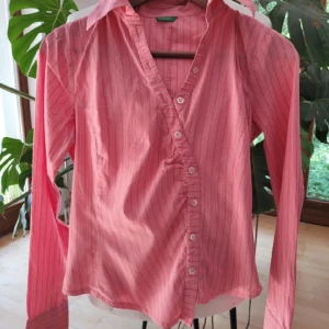 Skjorta - Supercool rosa skjorta med assymetrisk knäppning🩷 Väldigt smickrande passform. Perfekt skick! Skriv vid funderingar och kolla in mina andra annonser💞