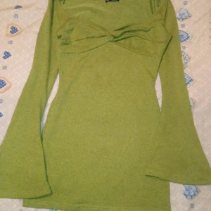 Off shoulder dress - Ordinarie pris:ingen aning ( fick det som present)