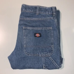 Dickies Jeans  - Jeans i bra skick allt förutom att det finns ett hål på framsidan. Kan lätt sys ihop. Hör gärna av dig vid frågor! 