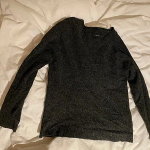 Tröja - Svart stickad tröja från vero Moda. Använd cirka 2 gånger och bra skick! Storlek M/L
