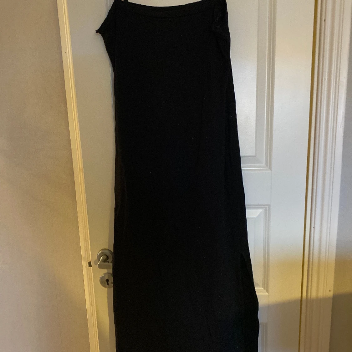 Svart klänning med glitter i den st L från vila 