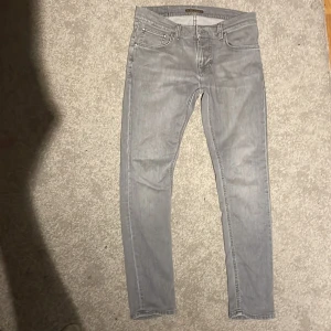 Nudie Jeans - Skit snygga Nudie Jeans i jätte bra skick och som är knappast använda! Storlek: W:31 L:30