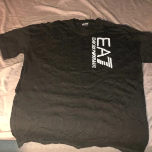 Armani t-shirt - Säljer nu min Emporio Armani t-shirt då den inte används längre  10/10 skick Skriv vid intresse då jag kanske kan sänka priset!