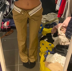 Oanvända chinos - Beiga chinos, helt nya!  Tyvärr inte min stil