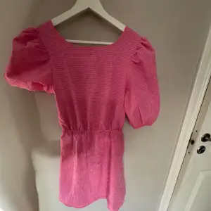 Säljer denna rosa klänning från glamorous storlek 36. Aldrig använd, prislapp kvar🥰
