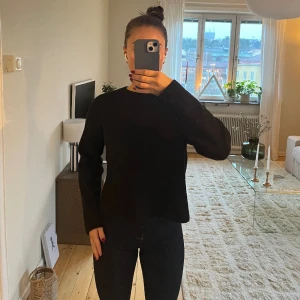 Stickad tröja &otherstories - Jättemjuk stickad tröja från &otherstories. Sparsamt använd. Nypris 450kr