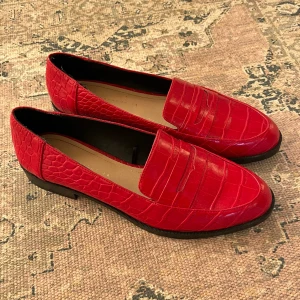 Loafers  - Gina röda loafers, endast använda ett fåtal gånger. Storlek 38 men skulle nog påstå att dem är lite stora i storleken. Köparen står för eventuell frakt. 🌸