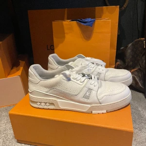 Louis Vuitton Trainers - Louis Vuitton Trainers i storlek LV11 vilket motsvarar 44/45, skicket är väldigt bra och använda ett fåtal gånger! Box o dustbags ingår! 
