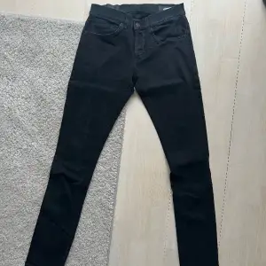 Svarta dondup jeans i nyskick! Modell: George  Storlek: 30 Nypris: 3600kr