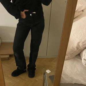 Weekday jeans - Svarta högmidjade jeans från Weekday, modell rowe. Storlek 27/32, är 166 och har vanligtvis 36🖤