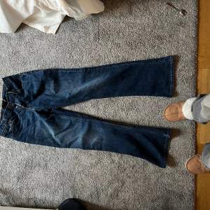 Levis jeans med bootcut, insydda till st.38. Jätte bra skick 