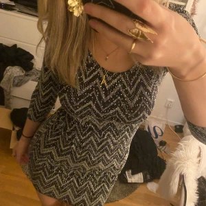 Missoni nyårsklänning - SÅ SNYGG Missoni inspirerad klänning med trekvartsärm från märket Sisters Point❣️Perfekt till nyår!!