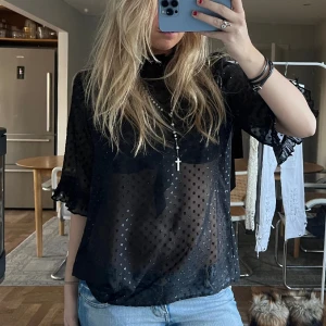 Genomskinlig blus - Genomskinlig svart blus i typ mesh