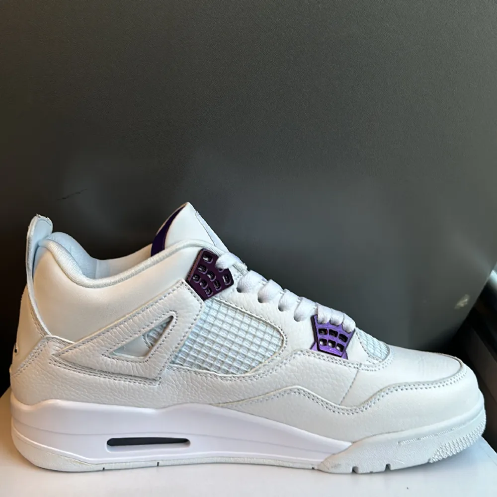 Hej jag säljer jordan 4 metallic purple dom är helt nya fick in den idag från tyskland hör av er.. Skor.