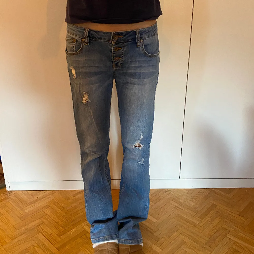 Lågmidjade slitna jeans, passar 36❤️. Jeans & Byxor.