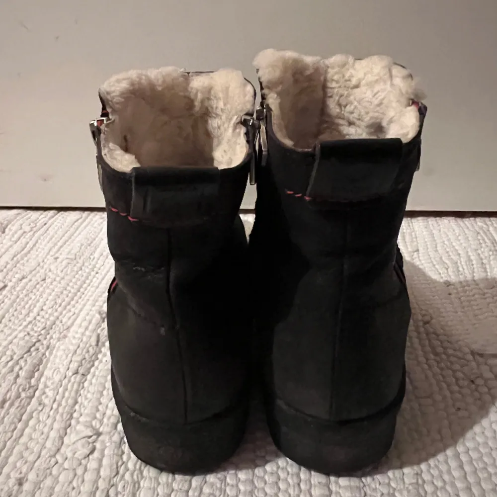 Vinterskor från Canada Snow.  Storlek: 39 Material: Ull, läder Nypris: 2400 SEK Finns lite slitage på vänster skon vid insidan av skon, inget som syns och påverkar funktionen av denna fina sko.. Skor.