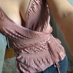 Festtopp - Finns kvar ⚡️rosa  plisserad fest topp från zara, helt ny aldrig använt, Vill du köpa klicka bara på köp nu så postar jag inom 1 dag 💞 skriv för mer bilder och info