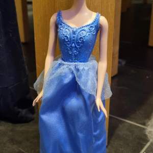 Mycket fin Disney Princessa Askungen inköpt på Disney store I USA orginal Aldrig lekt med 