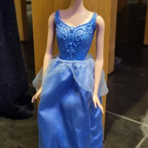 Askungen Disney Prinsessor  - Mycket fin Disney Princessa Askungen inköpt på Disney store I USA orginal Aldrig lekt med 