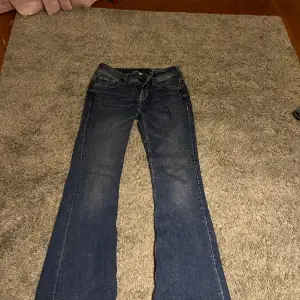 Säljer dessa low wais flare jeans från hm med snygga fickor! I bra skick, skriv i dm för mer information 