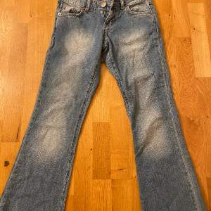 Ett par super fina y2k jeans i mycket bra skick!! De passar strl xs, 27/32. Midjeemått - 34 cm, ytterbenslängd - 97 cm, innerbenslängd - 75 cm🩷 Priset är diskuterbart!