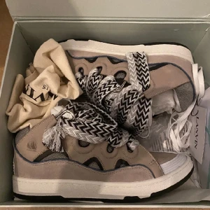 Lanvin curb - Alldeles nya Lanvin curb. Dustabg o h originalförpackning ingår.