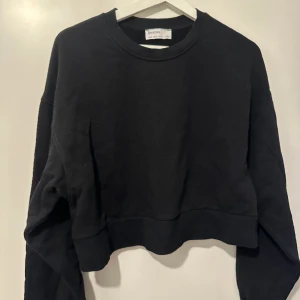 Svart sweatshirt Bershka  - Säljer denna som jag använt 1 gång💗