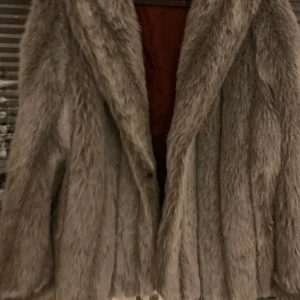 Pälsjacka - Jättelen pälsjacka som tyvärr inte kommer till användning. Superfint skick och fin ljusgrå färg!