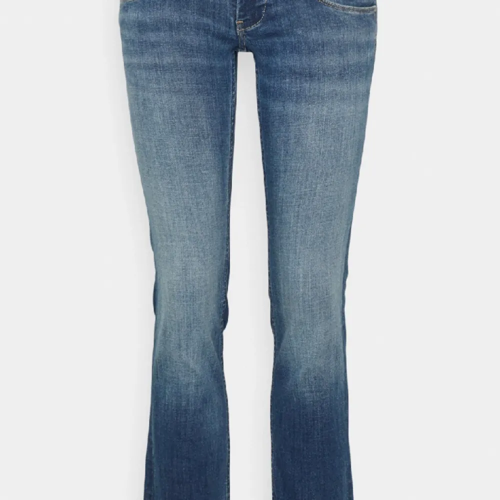 Fina blå Pepe jeans som tyvärr var lite små. Använda några gånger men i bra skick!💘 Originalpris 700kr från Zalando💙. Jeans & Byxor.
