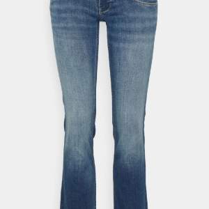Fina blå Pepe jeans som tyvärr var lite små. Använda några gånger men i bra skick!💘 Originalpris 700kr från Zalando💙