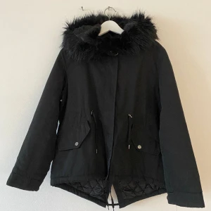 Svart jacka med päls - Jacka från Zara med päls