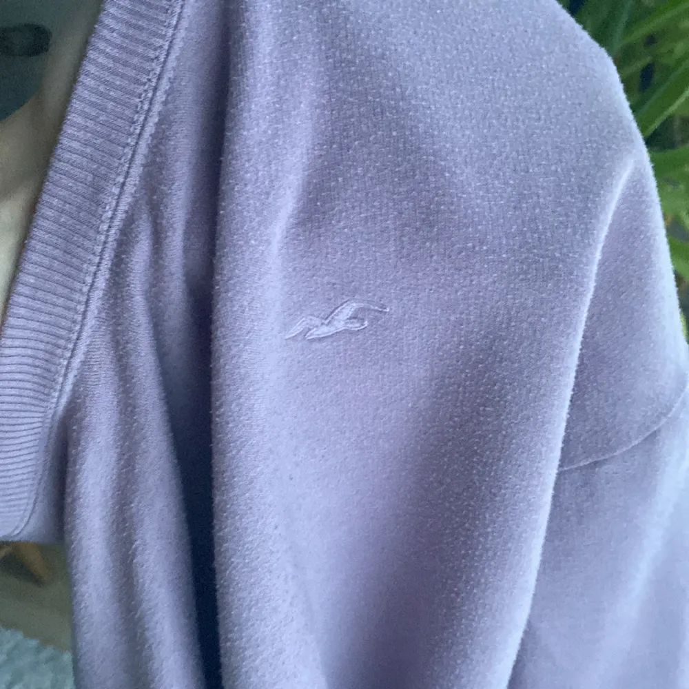 Mysig tröja i färgen ljus lila! Den är från hollister och är i storlek s, funkar nog för s-m, den är lite nopprig som man kan se på den sista bilden! Köp gärna, kommer inte till andvändning💕🥰 . Tröjor & Koftor.