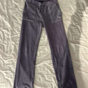 Juciy byxor  - Lila juciy byxor som är använda ett par gånger men är i bra bra skick.