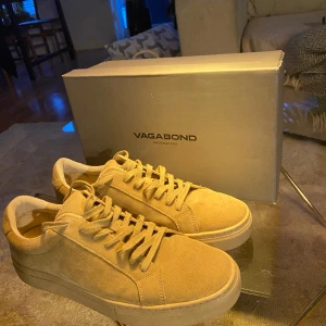 Vagabond Skor - Säljer mina trendiga Mocha Vagabond skor. Skorna har storleken 43 och är i färgen beige. Skorna kostar 1300 ny pris men jag säljer dem för ett riktigt bra pris på bara 600, samt är skorna knappt använda och är i topskick. Hör gärna av er angående frågor.