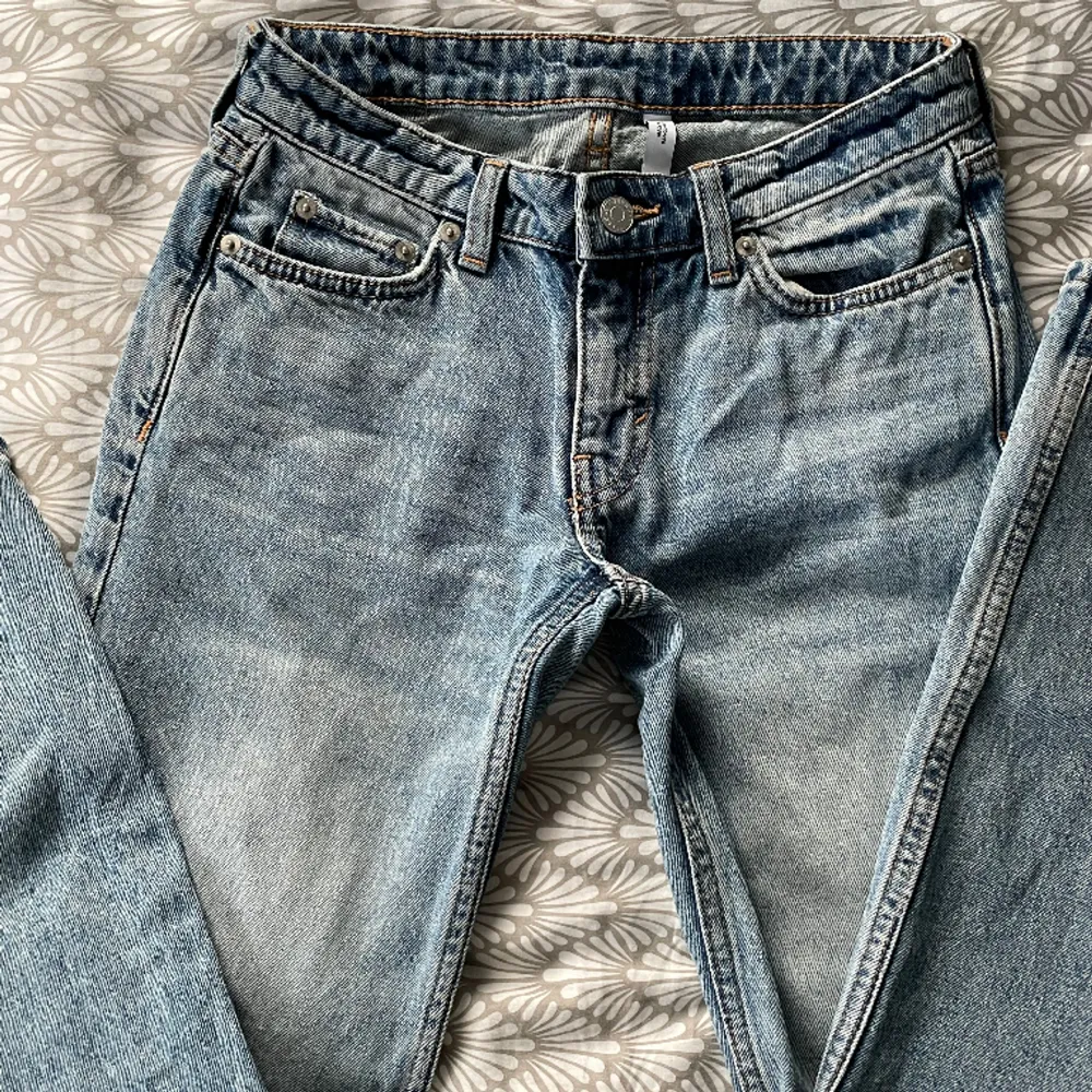 Säljer min jätte fina weekday Arrow Low straight jeans pga för små. I färgen ”Seventeen blue”. Köparen står för frakten. Jeans & Byxor.