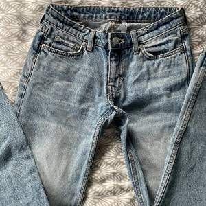 Säljer min jätte fina weekday Arrow Low straight jeans pga för små. I färgen ”Seventeen blue”. Köparen står för frakten