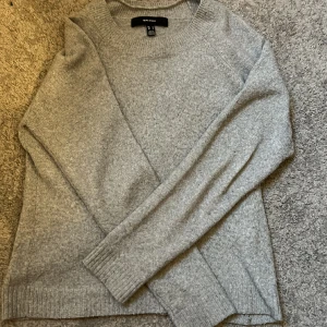 Stickad tröja  - Populär stickad tröja, dessvärre nopprig. Skriv för fler bilder!