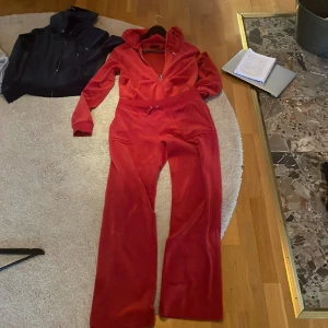 Juicy set röd - Detta är mitt juicyset som är i superfint skick! Jag säljer settet eftersom jag inte använder det så mycket längre. 