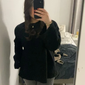 Stickad tröja - Svart stickad tröja från Lager 157 i storlek S💕jättebra skick, 80kr.